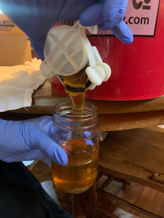 filling-honey-jars